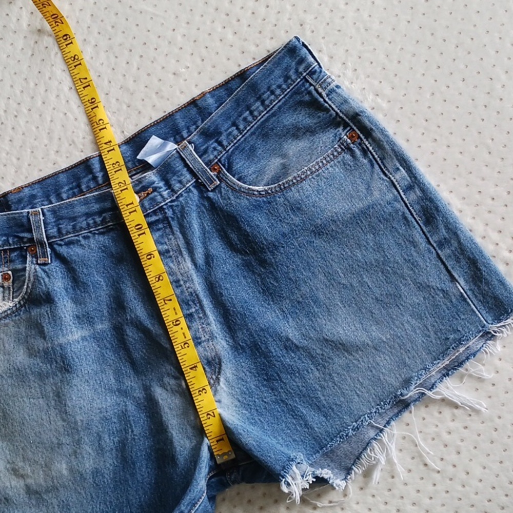 Original 501 Levi's cut off frayed raw hem high-waisted beautiful Jean Shorts - Picture 7 of 14